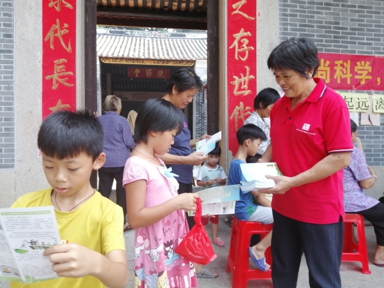 已处理1566817127828惠风和畅社工服务中心以“送法下乡”活动为契机，进楼冲中社村开展了反邪教宣传活动，为村民送去了反邪教、讲科学的宣传活动，号召村民从我做起，远离邪教。.jpg