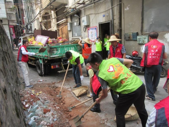 已处理1566817127826今天下午，市府办召集挂点单位干部职工共40多人，到义学旧城区清理卫生黑点。今天 的行动共清理垃圾10余车。.jpg