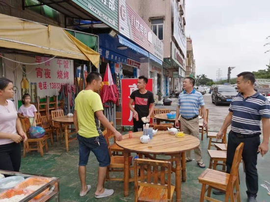 已处理1566817127829楼冲驻队干部以及村委会工作人员对文华路两旁。对两旁商店乱堆乱放、乱搭乱建进行劝说清理拆除，并发放限期整改通知。.jpg