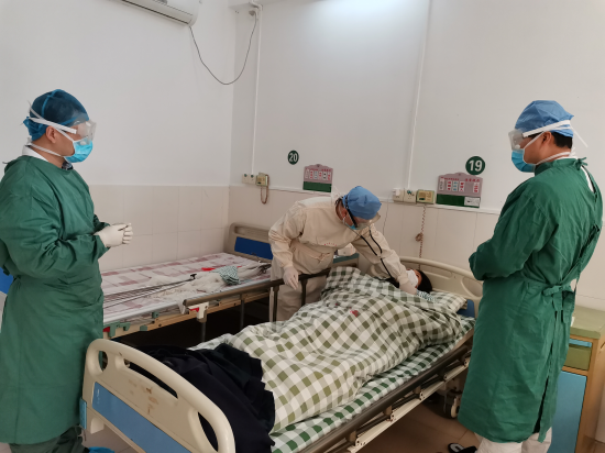 1月28日，雅瑶镇卫生院医护人员开展隔离病情防控工作.jpg
