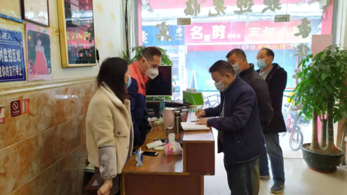 东宁社区主任吕振强(右一)到辖区内宾馆开展外来人员入住情况排查.jpg