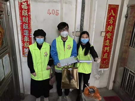 004 江琪（左一）、杨锦辉（左二）与商会志愿者王秋英（左三）.webp.jpg