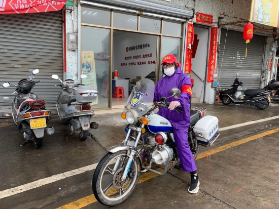 已处理15821008313143.2双桥村党总支书记温巧仪冒雨为各防疫卡点配送物资.jpg