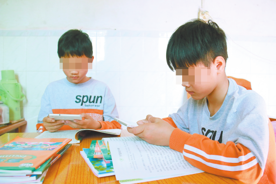 已处理15838072371273.学生（两兄弟）正拿着相关部门提供的平板电脑高兴地在线上学习.png