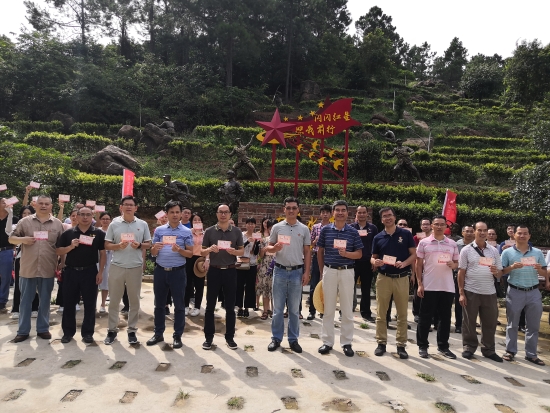 7党员手持政治生日卡在集结广场留影.jpg
