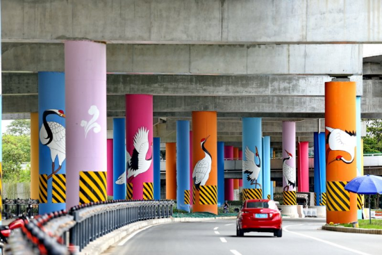 雁山立交桥底的“仙鹤文化”系列彩绘，栩栩欲活。（黄继明摄）