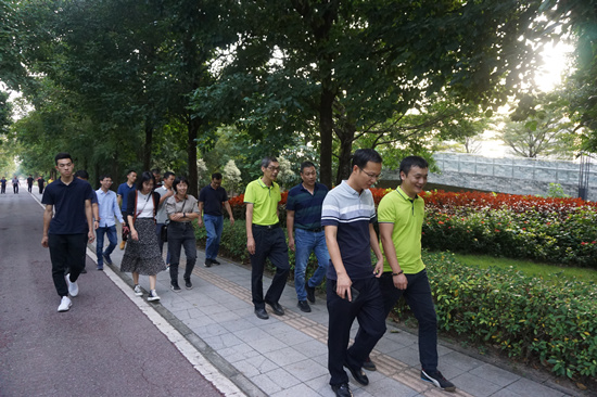 游览天山湖景观示范带.JPG