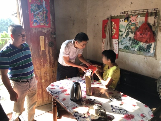 已处理1568365700723李伟东主仼到楼冲慰问特困家庭。东镇2.jpg