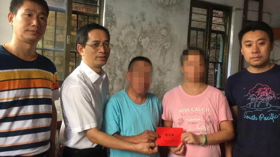 已处理1568365700723沙坪街道办党工委书记任文，楼冲村驻片领导、街道办主任李伟东在楼冲村驻队干部及村委会干部的陪同下分别到楼冲精准扶贫户及五保低保户家中进行中秋慰问并送上节日祝福。2.jpg