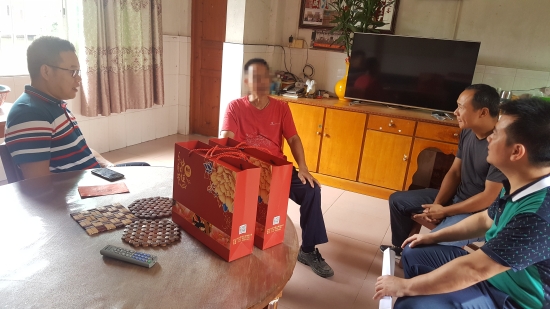 已处理1568365700724镜党 坡山村驻队成员及村两委召开“创文迎检工作会议”，并对精准扶贫户、低保户、困难党员进行中秋慰问。.jpg