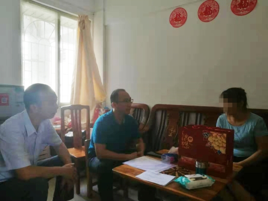 已处理1568365700725李炳培书记到新业社区精准扶贫户家中进行中秋慰问。.jpg