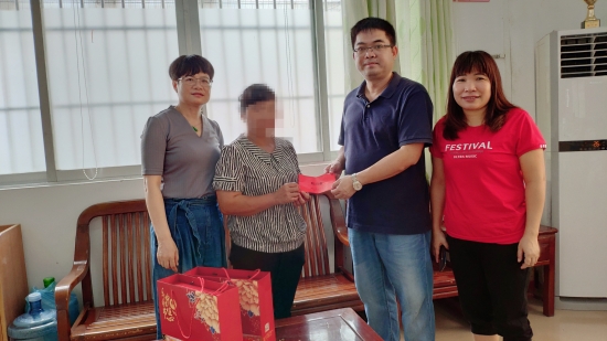 已处理1568365700725赖伟强党委到东升社区精准扶贫户及低保户家中进行中秋慰问。.jpg