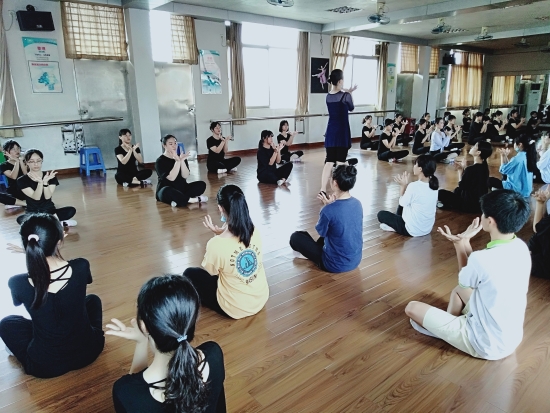 已处理16103475866172020年6月，广西龙州县职教中心学前教育专业学生在鹤山职校进行舞蹈技能培训。.jpg