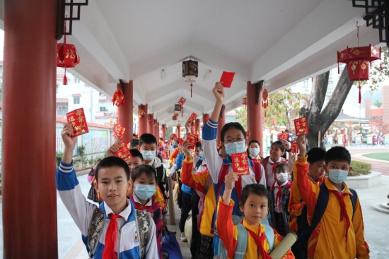 1.回校了，收到“学业进步”大红包，好开心。（沙坪七小）.JPG