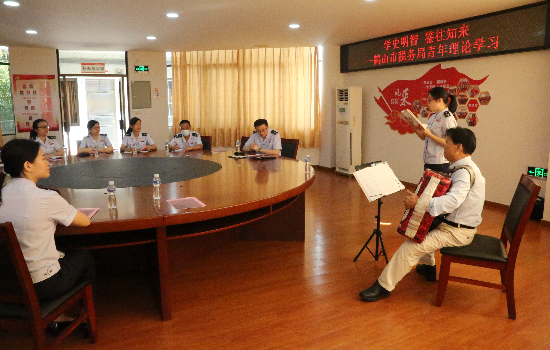 青年税务党员干部同窗共读《中国共产党简史》.JPG