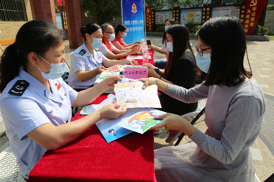 向市民群众宣传减税降费系列政策（一）.JPG