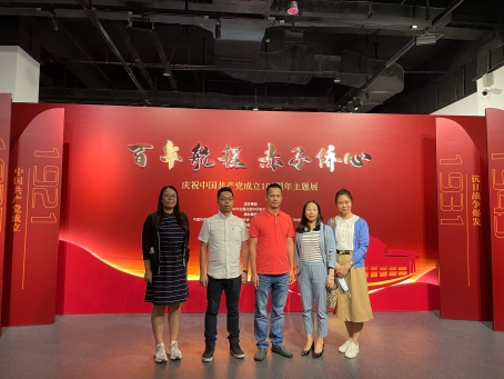 已处理1622710436915考察博物馆2.jpg