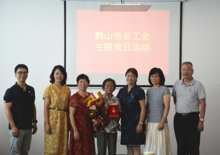 已处理1625117034335颁发“光荣在党50年”纪念章.jpg