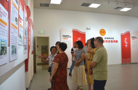 已处理1625117034334参观鹤山工会历史展.jpg