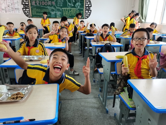 已处理1630663369256开学第一日，古劳镇龙溪小学的学生吃上学校提供的放心午餐（来源：鹤山市教育局）.jpg