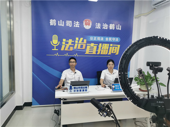 3.欧锦波局长代表市民政局上线法治直播间，解读《慈善法》   关注“放心捐”.jpg