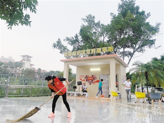 碧桂园翠湖湾小区建立了党群服务站。图为党员义工清扫小区地面。
