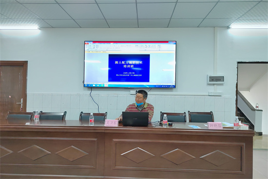 5.高级农艺师吴卫东对社员进行测土配方施肥技术培训课程_副本.jpg