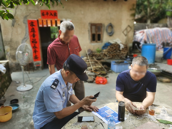 反诈宣传，守护群众的钱袋子 (1).jpg