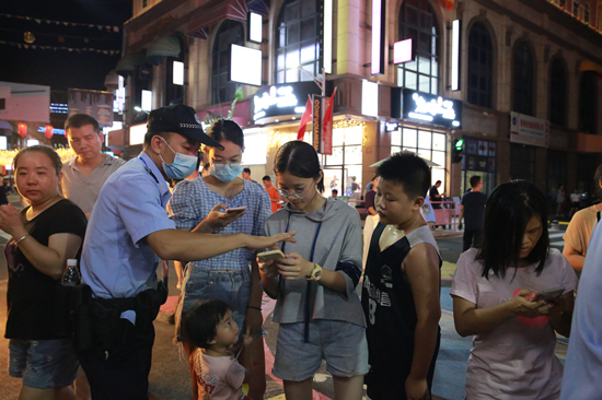 反诈宣传，守护群众的钱袋子 (2).jpg