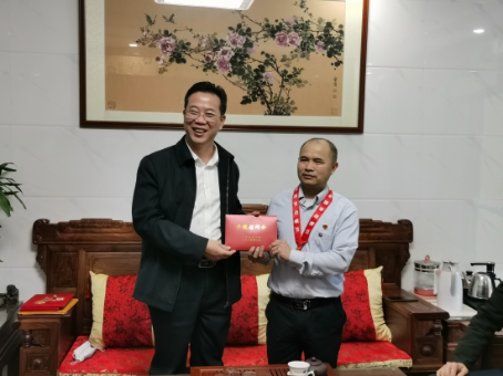 已处理1643523766033省总工会二级巡视员（左一）为全国劳模阮伟明送上慰问金.jpg