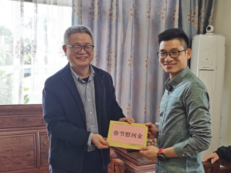 已处理1643523766033市人大常委会副主任、总工会主席储涂应（左）慰问“全国五一劳动奖章”获得者李柏文.jpg