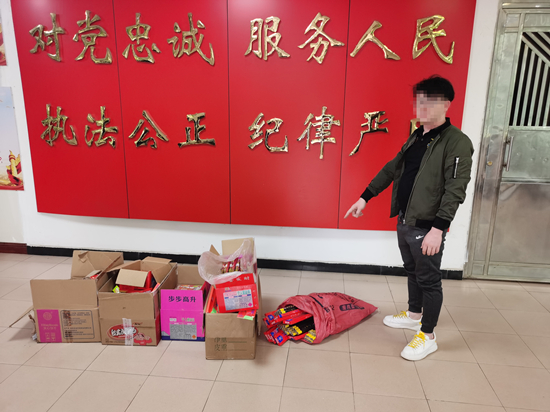 6双合派出所查获一起非法储存、买卖烟花爆竹案_副本.jpg