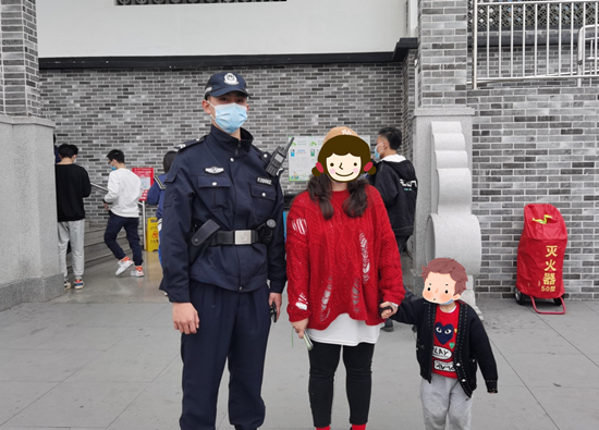 雅瑶所帮助群众找回孩子_副本.jpg