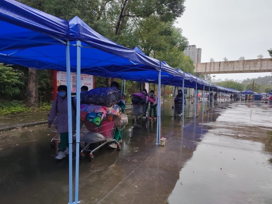 已处理6  鹤山实验中学学生错峰返校，学校为学生搭起了”遮雨廊“.jpg