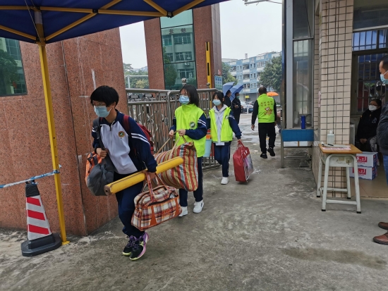 已处理8  雅瑶中学学生拎着行李，有序进入校园.jpg