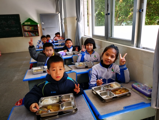 已处理21  龙口协华小学的小朋友又可以跟同学一起用餐了，开心。.jpg