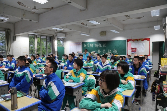 已处理31  “新学期，新征程，再次起航”，鹤山一中的同学们认真收听收看开学第一课.JPG