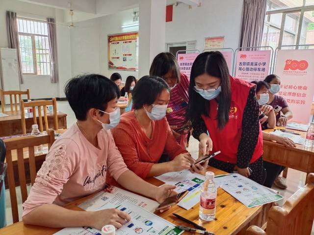 鹤山市医保局组织党员干部深入基层一线宣传推广医保电子凭证。