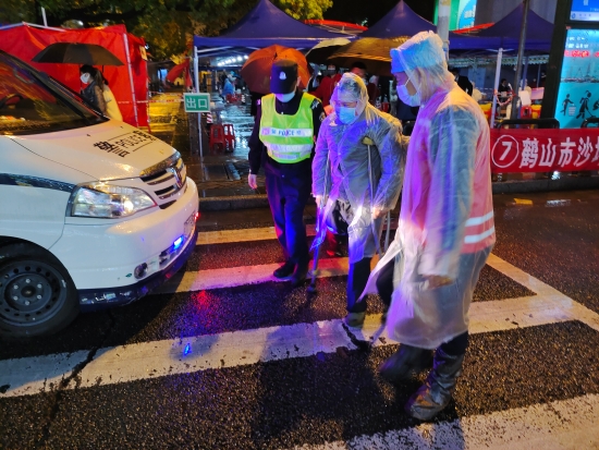 已处理1648179776997警车护送，雨中先锋为残疾人照亮回家之路。.jpg