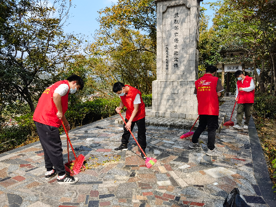 清明节来临之际，宅梧镇退役军人服务站工作人员发动退役军人侨都星火志愿服务队对我镇四座烈士纪念碑进行巡查、打扫清洁工作，志愿服务队们也是“收获满满”啊3.jpg