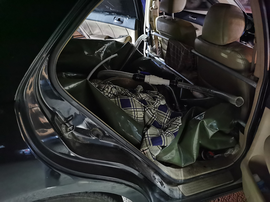 “油耗子”的涉案作案车辆,在车内安装了抽油泵等 (1).jpg