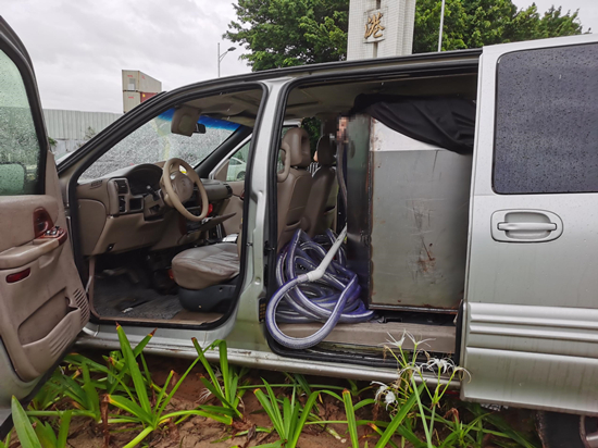 “油耗子”的涉案作案车辆,在车内安装了抽油泵等 (2).jpg