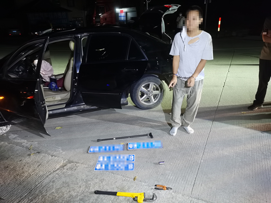 “油耗子”的涉案作案工具 套用假车牌.jpg