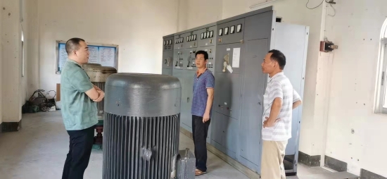 已处理1661392337298（冯健恒）驻片领导冯健恒到辖区排涝站开展现场视察，村干部迅速巡查易积水点。1.jpg
