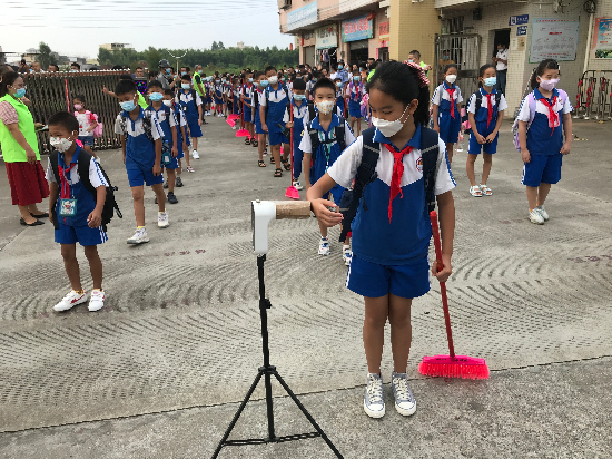 龙山小学上学疫情防控--测温.jpg