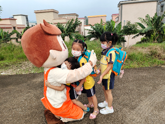 双合镇摇篮幼儿园孩子高兴上学.jpg