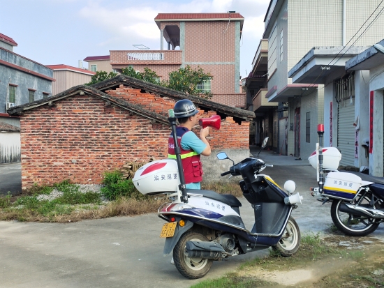 已处理1662101823660网格员利用小喇叭在街巷循环播放防台风知识,保障人民群众生命财产安全。.jpg