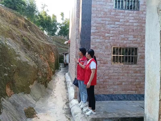 已处理1662101823660云东村驻村第一书记刘晓对地质灾害点进行实地走访排摸,排查区域安全风险隐患。.jpg