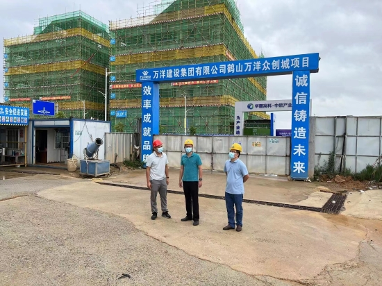 已处理1662101823661党委书记冯永强、党委委员王宗球到辖区内在建工地检查“五停”工作。.jpg