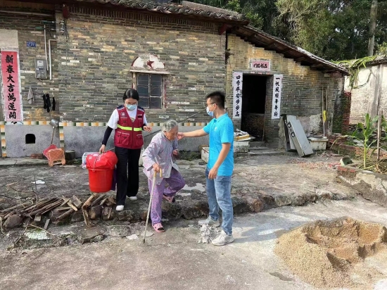 已处理1662101823662网格员及时转移独居老人,并为已转移安置妥当的独居老人送上干粮和晚餐。.jpg